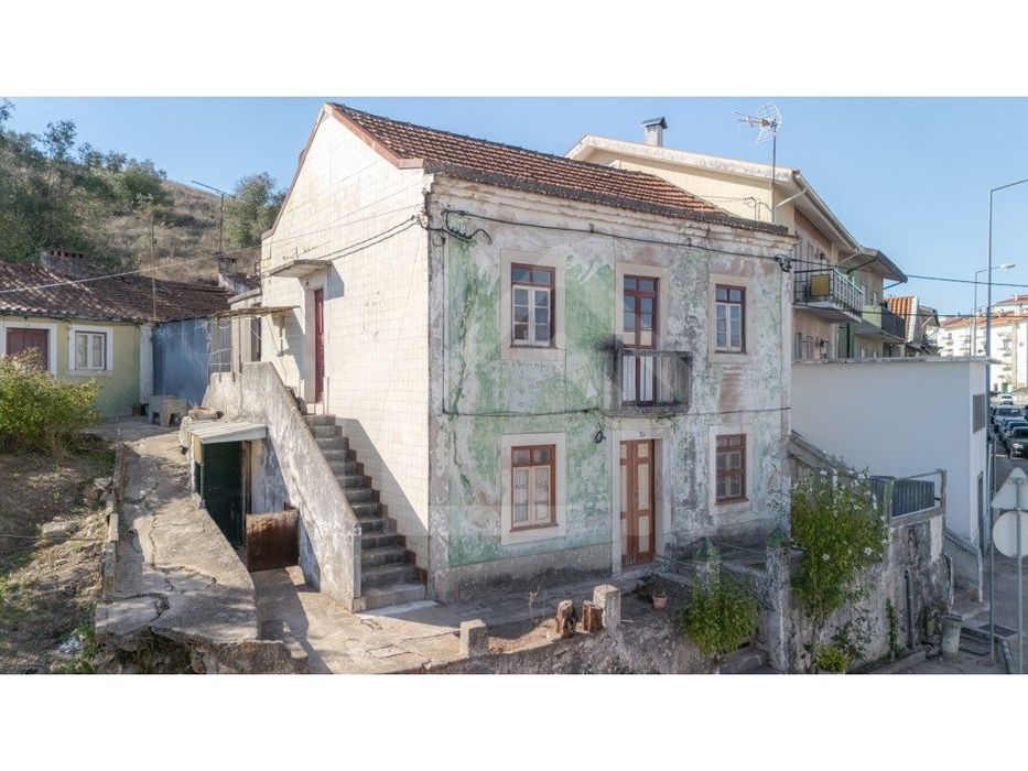 Conjunto de 3 moradias para reabilitação | Pedrulha