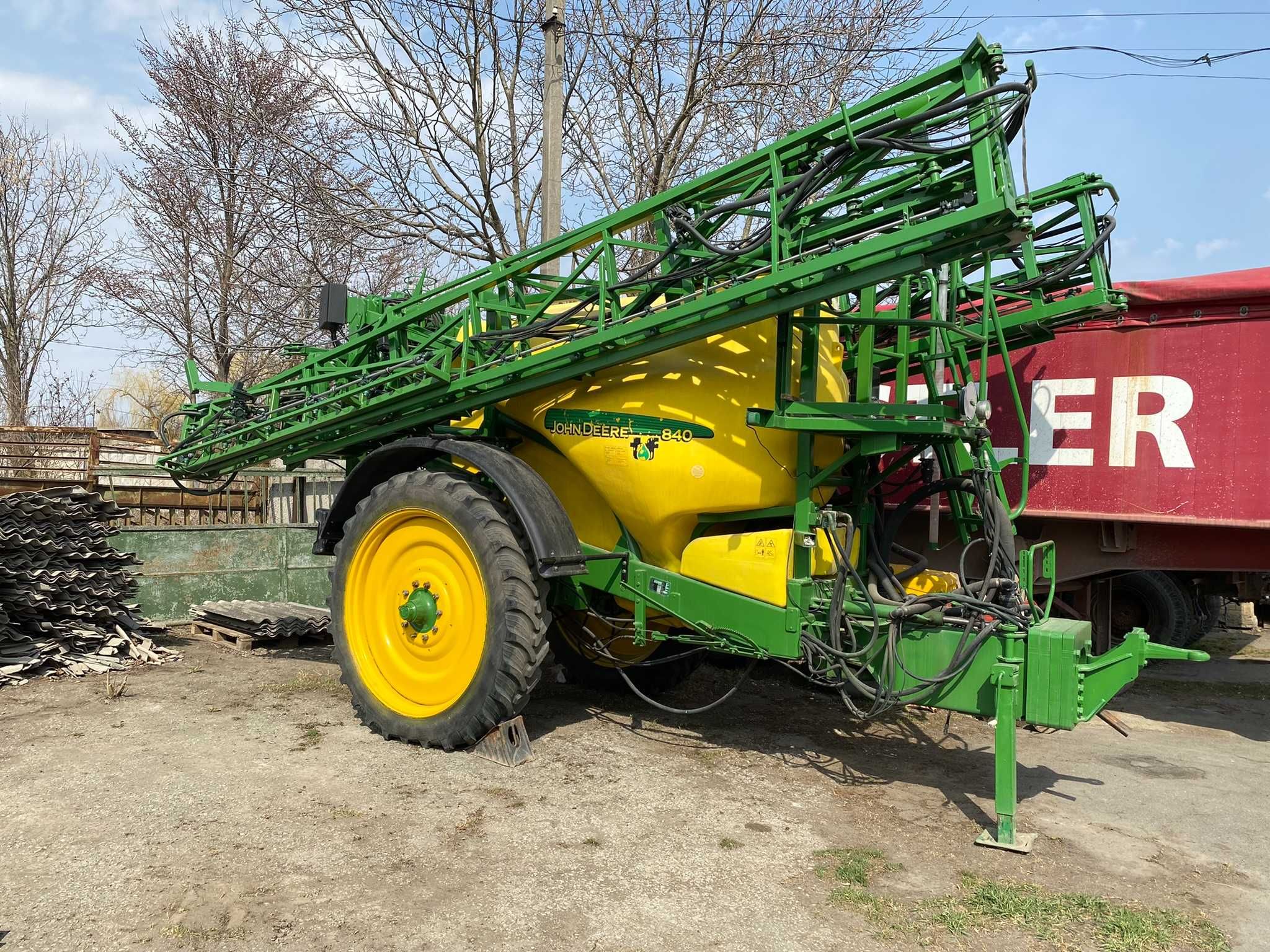 Обприскувач причіпний  JOHN DEERE 840