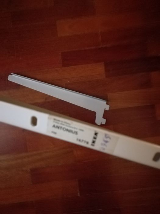 Porta toalhas branco e calhas com suportes