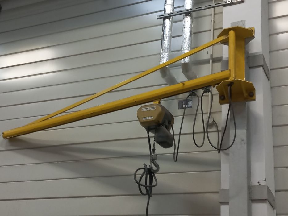 Żuraw przyścienny obrotowy