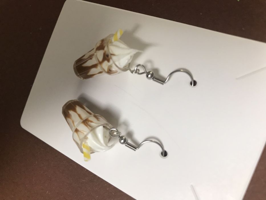 Kolczyki lody z polewą karmelową, kawa z bitą śmietaną