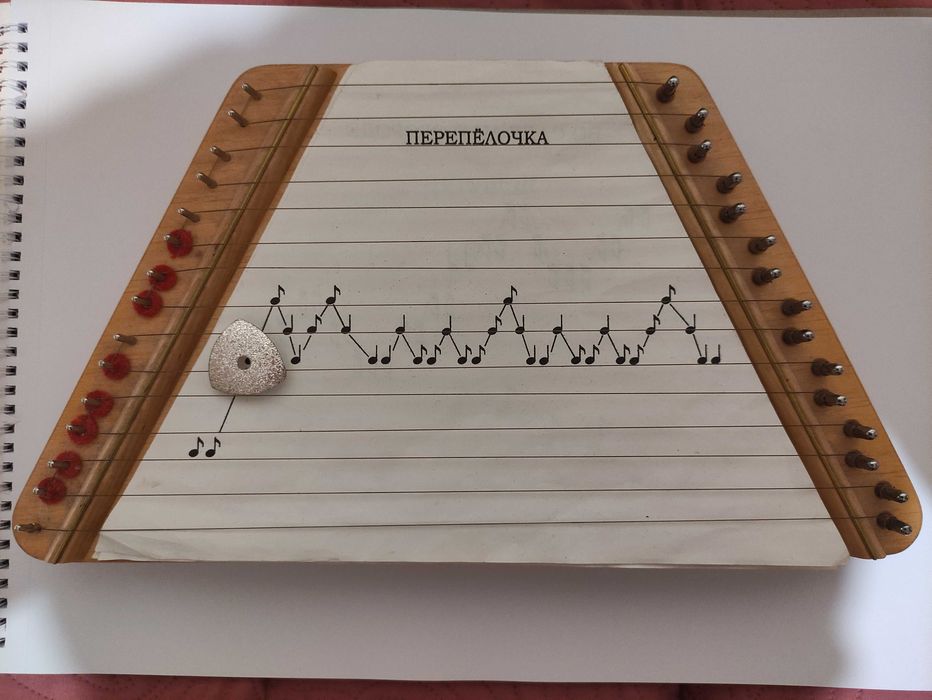 Гуслі дерев'яні з нотами