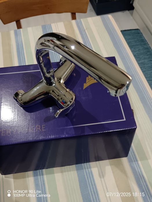 Torneira lava loiças banca parede