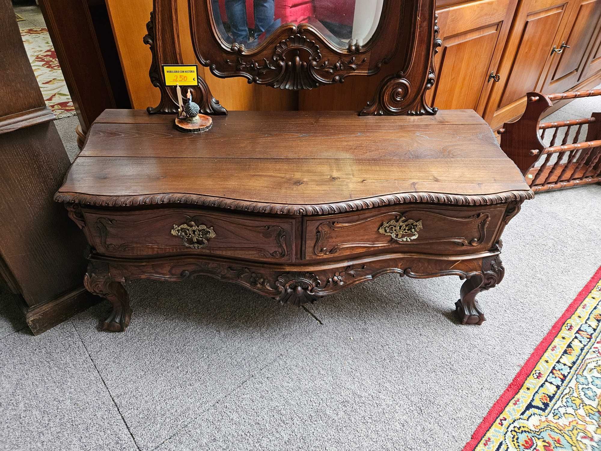 Móvel de quarto antigo em madeira maciça com es