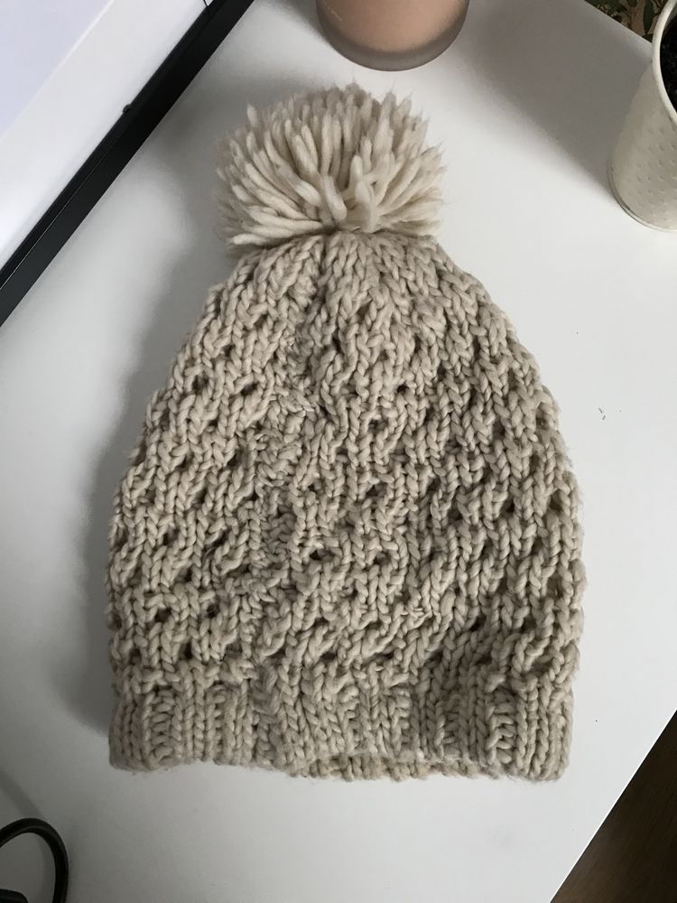 Beżowa czapka z pomponem ażurowa zimowa Reserved