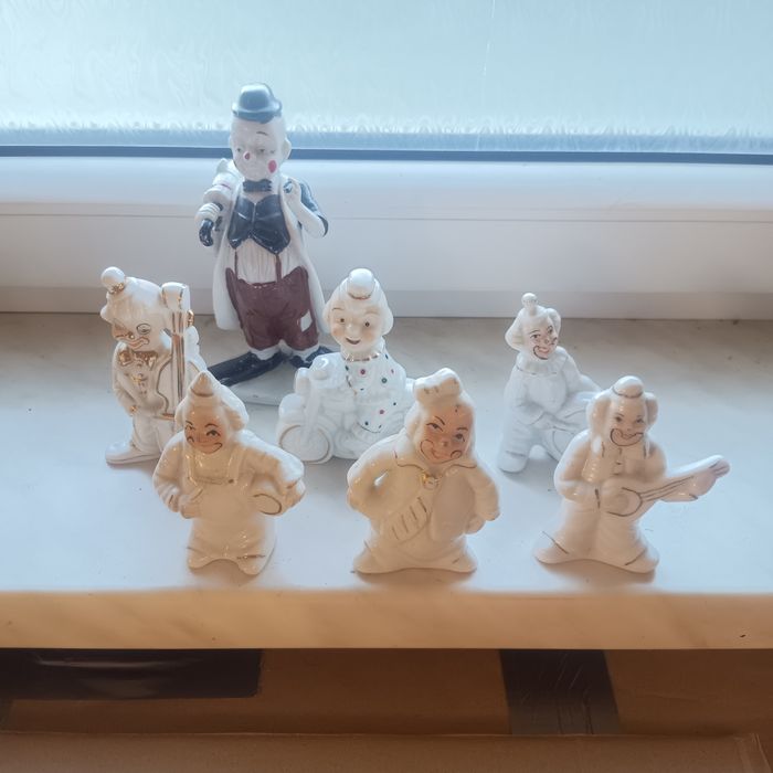 Figurki klaunów, porcelana.