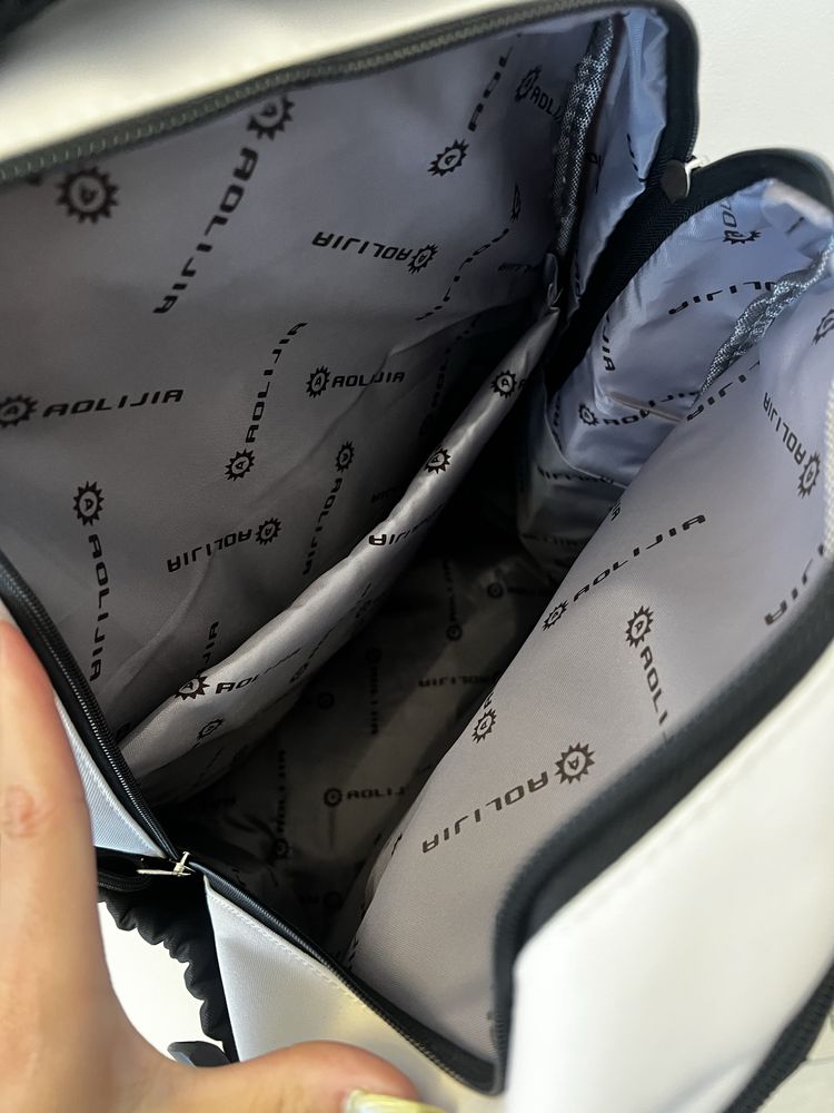 Mochila preta e branca nova