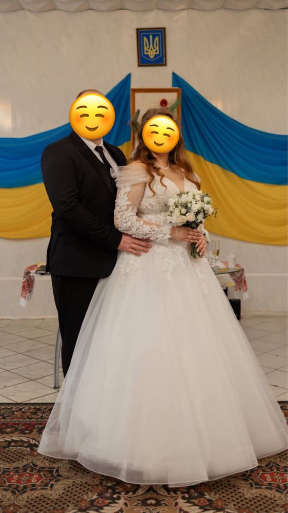 Весільна пишна сукня