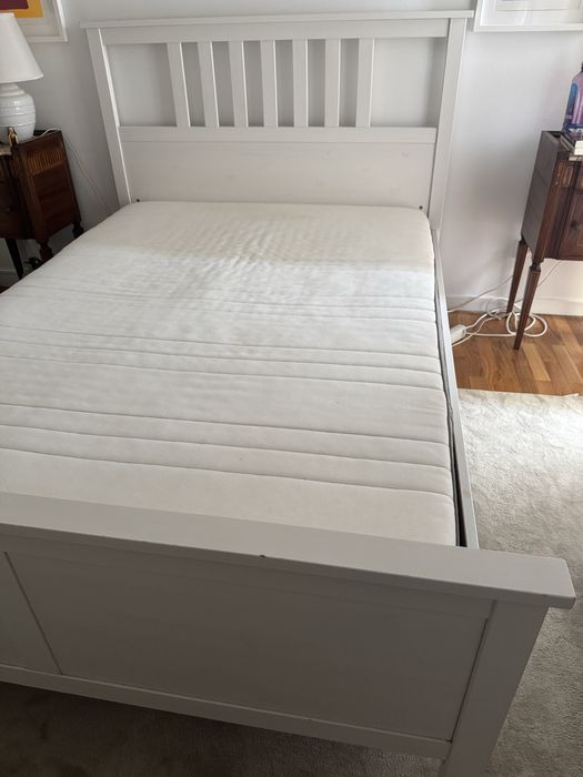 Cama de casal e mesas de cabeceira Ikea hemnes