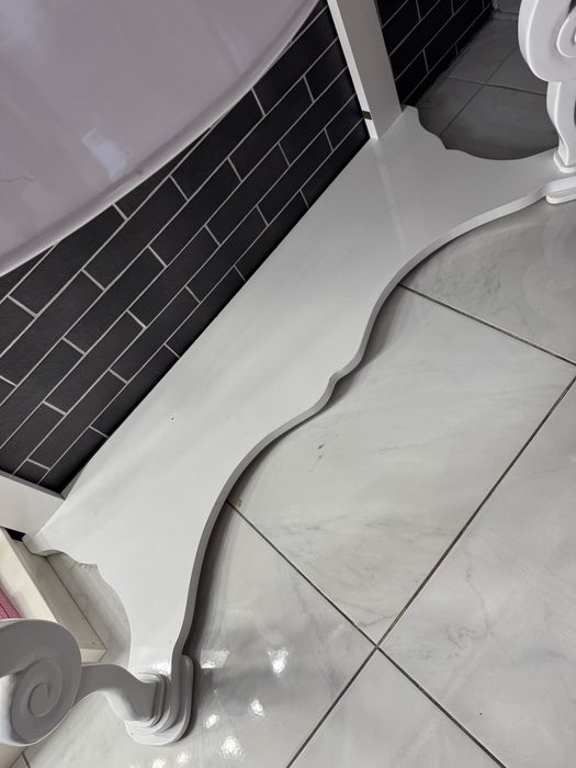 Деревяный глянцевый стол