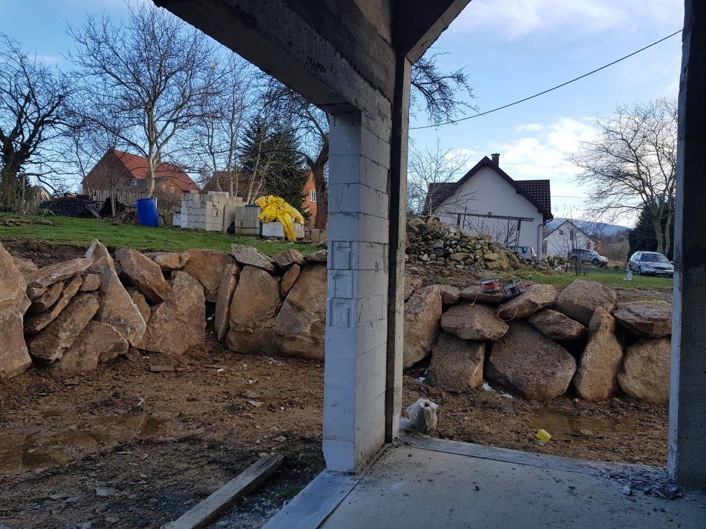Gnejs i granitognejs izerski, murowy, głazy, bloczki, ścieżki