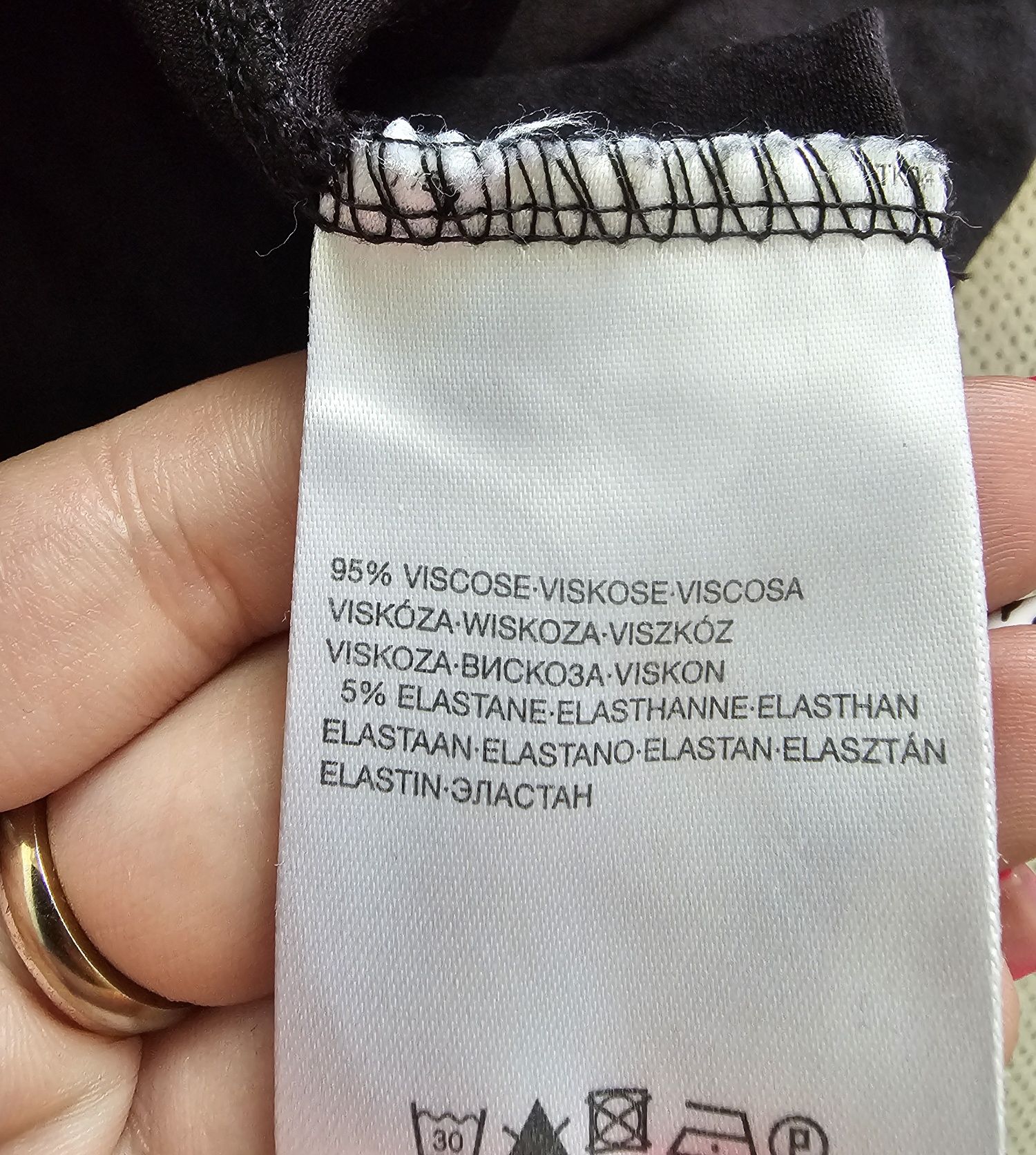 Czarna spódnica asymetryczna za kolano cienka lekka na gumce