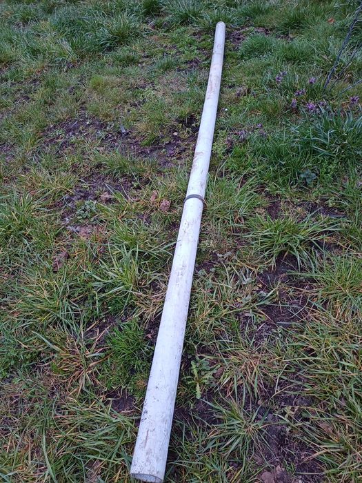 Słupki plastikowe na ogrodzenie