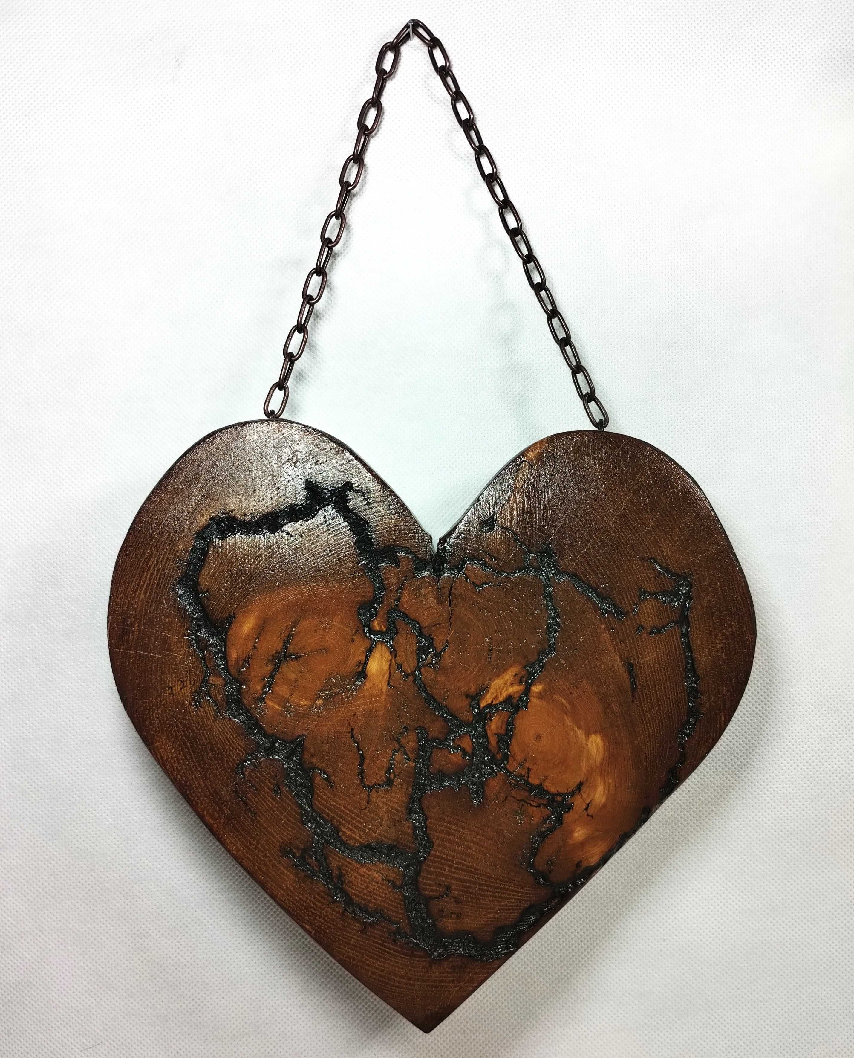 Serce dekoracyjne z drewna. Prezent, dekoracja.