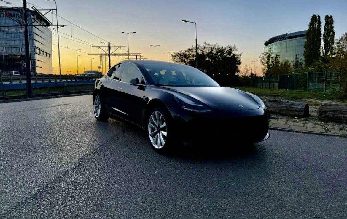 У продажі Tesla model 3 2019