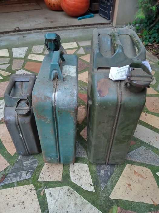 Sprzedam kanistry metalowe z zawartością