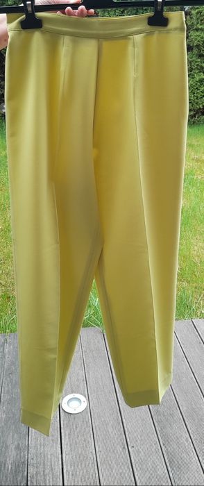 Eleganckie spodnie limonkowe w rozmiarze 40.