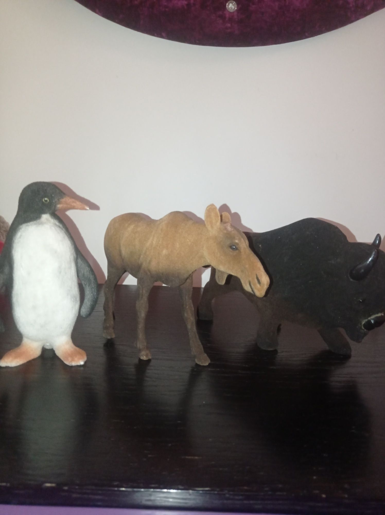 3 estatuetas de animais