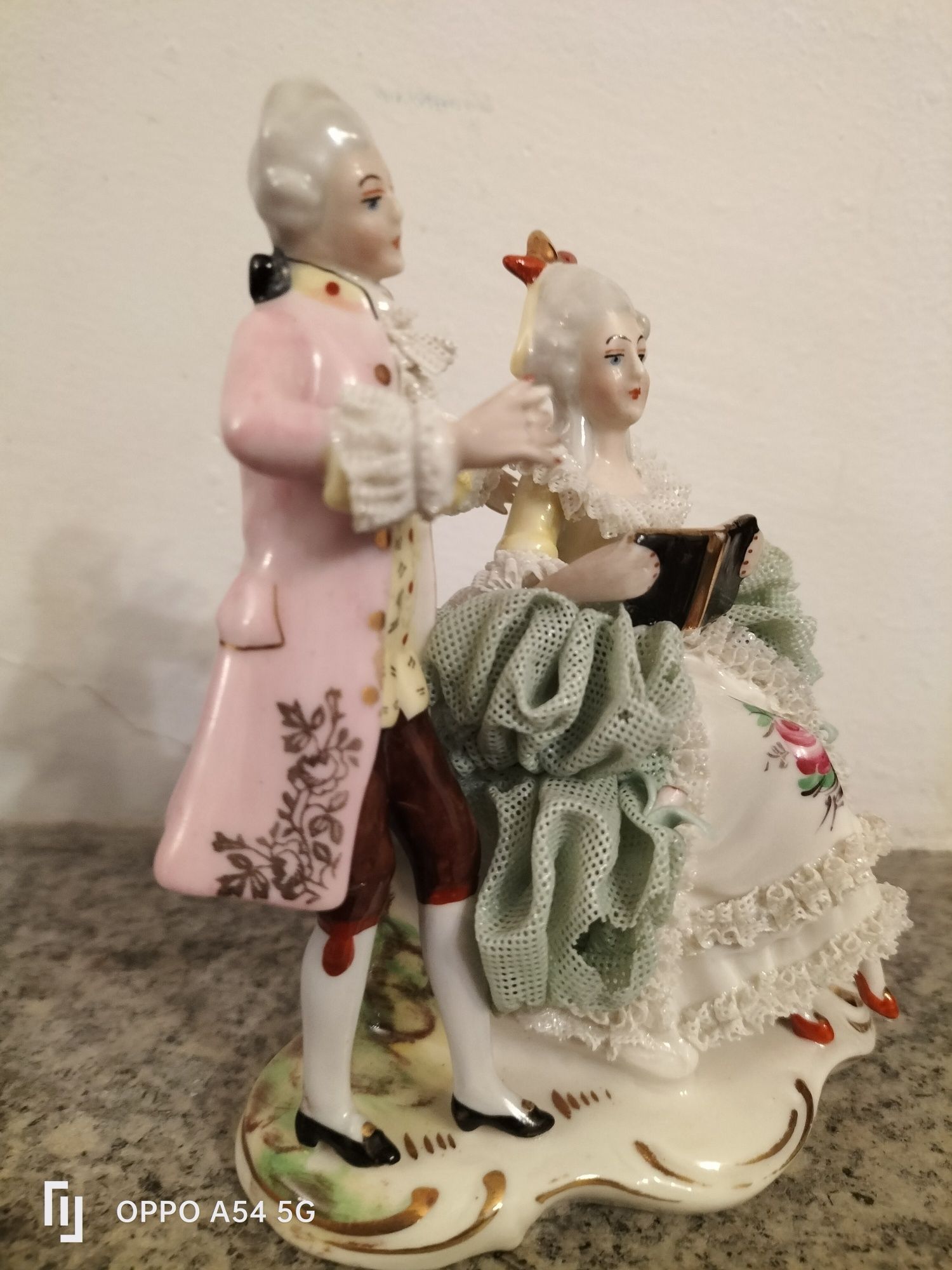 Par de figuras porcelana Alemã "DRESDEN" ,11cm"x 12 cm,com rendilhado