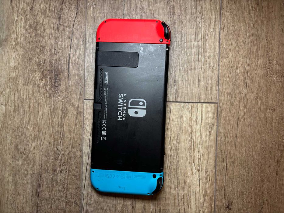 Konsola Nintendo Switch + Pad do Joycon'ów + Dock Station