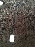 colar preto com urso prateado