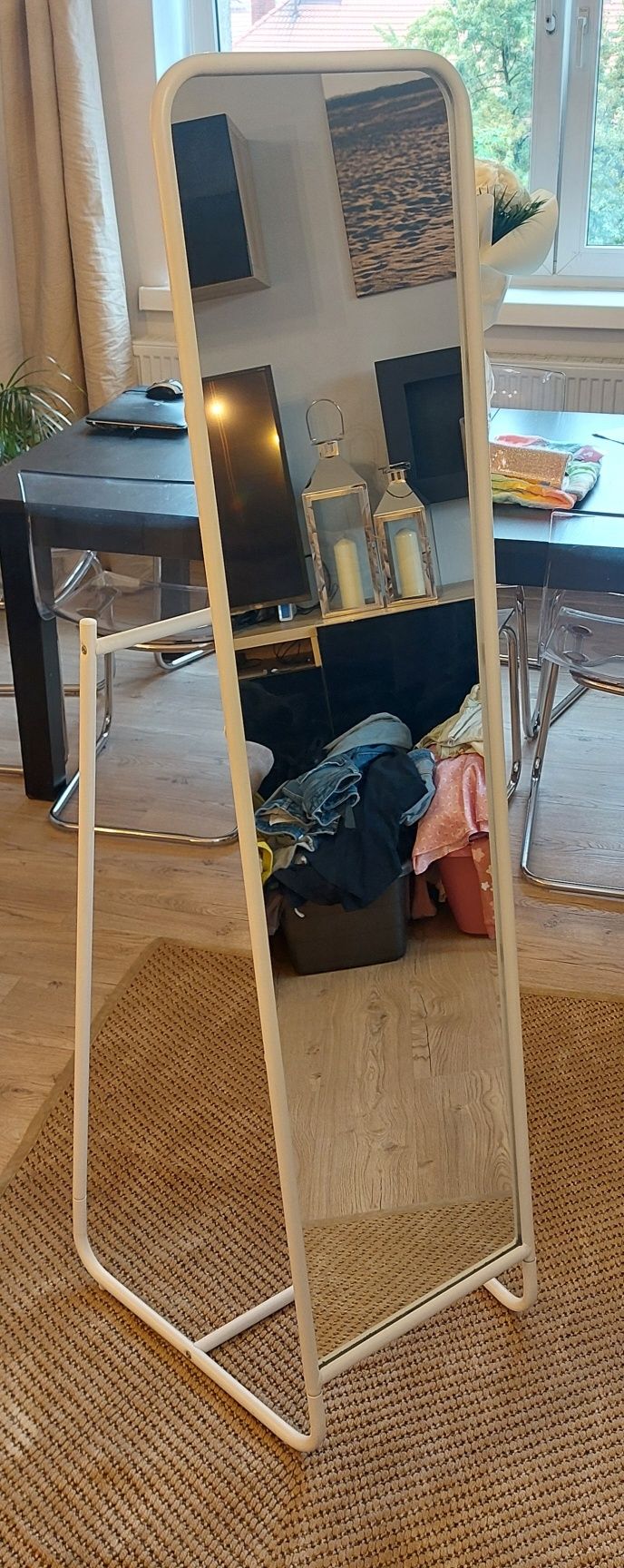Stojące lustro koloru białego