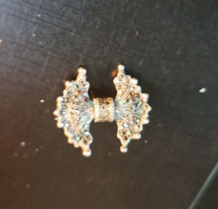 Alfinetes broches vintage em prata.