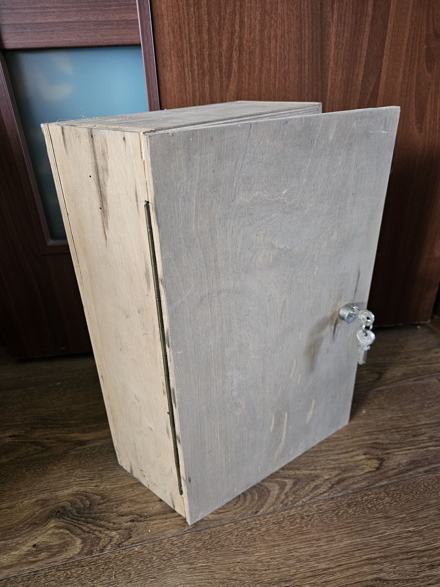 Duża szafka skrzynka drewniana na klucze