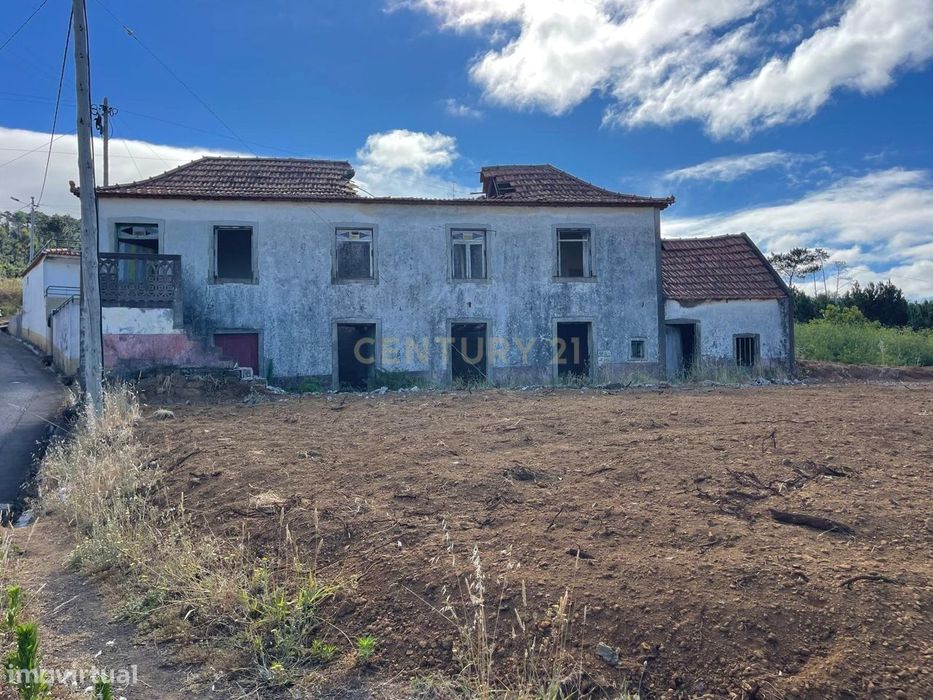 Casa Tradicional em Pedra para Renovar na Calheta