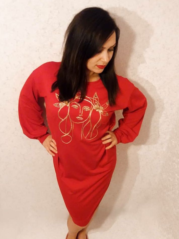 Красное платье с ручной вышивкой