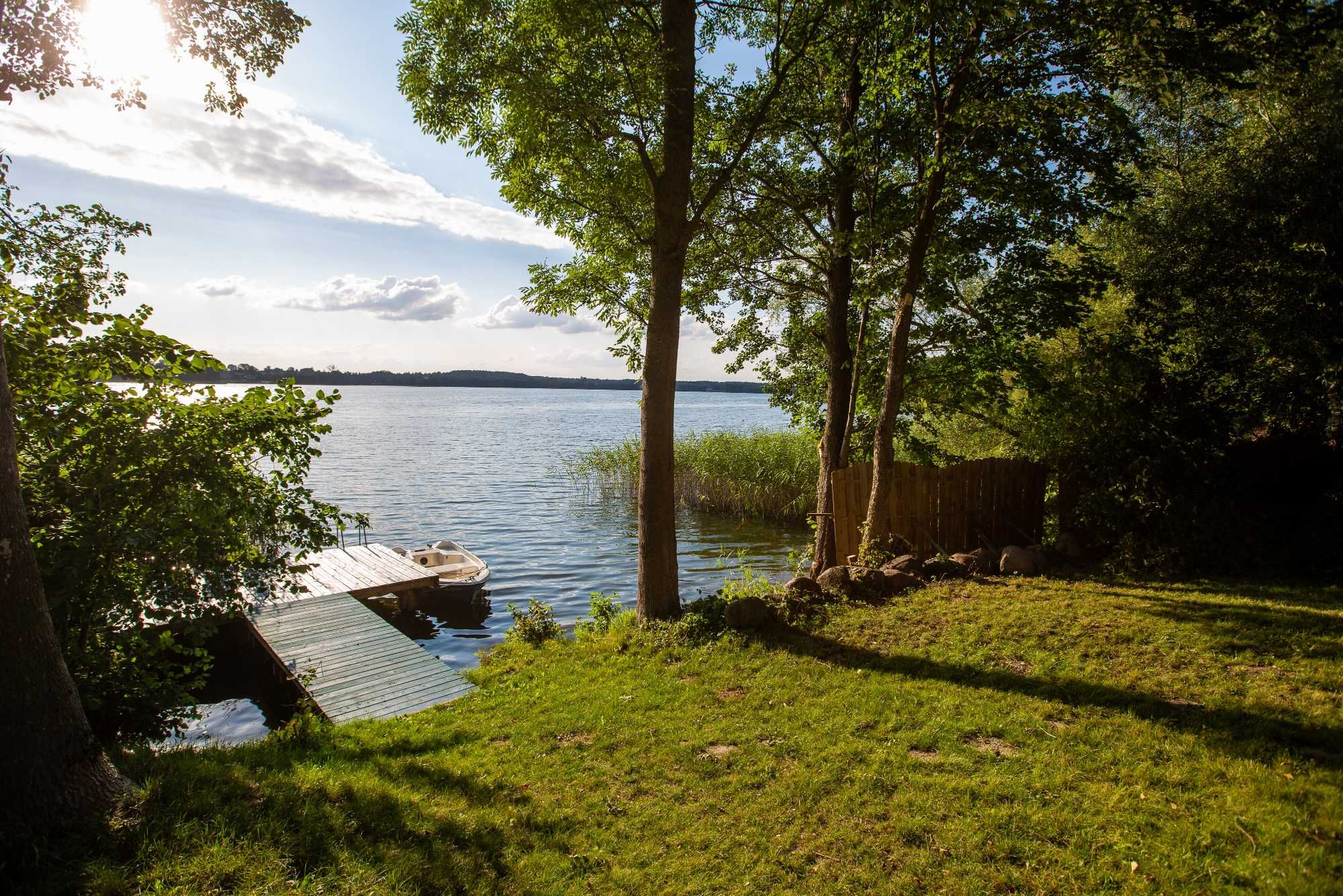 Dom nad jeziorem, Mazury, prywatny pomost.