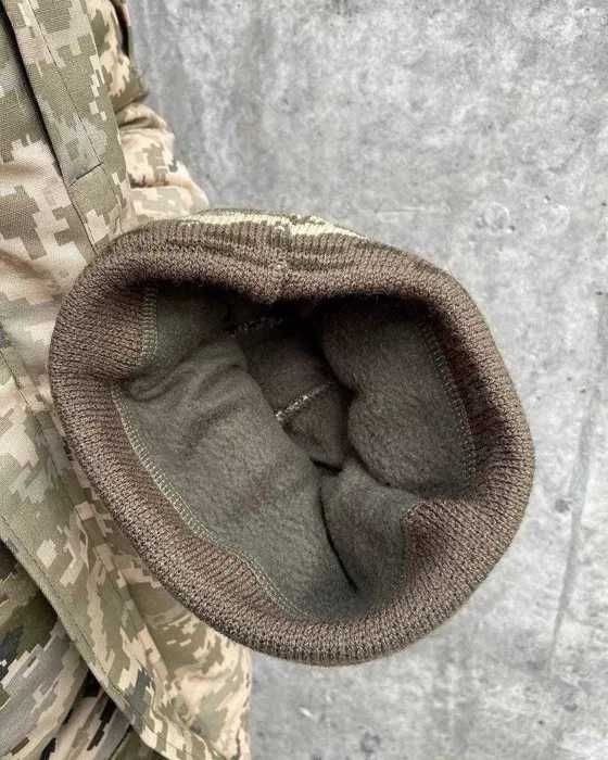 Армійська зимова шапка вязка на флісі тепла в'язана шапка з відворотом
