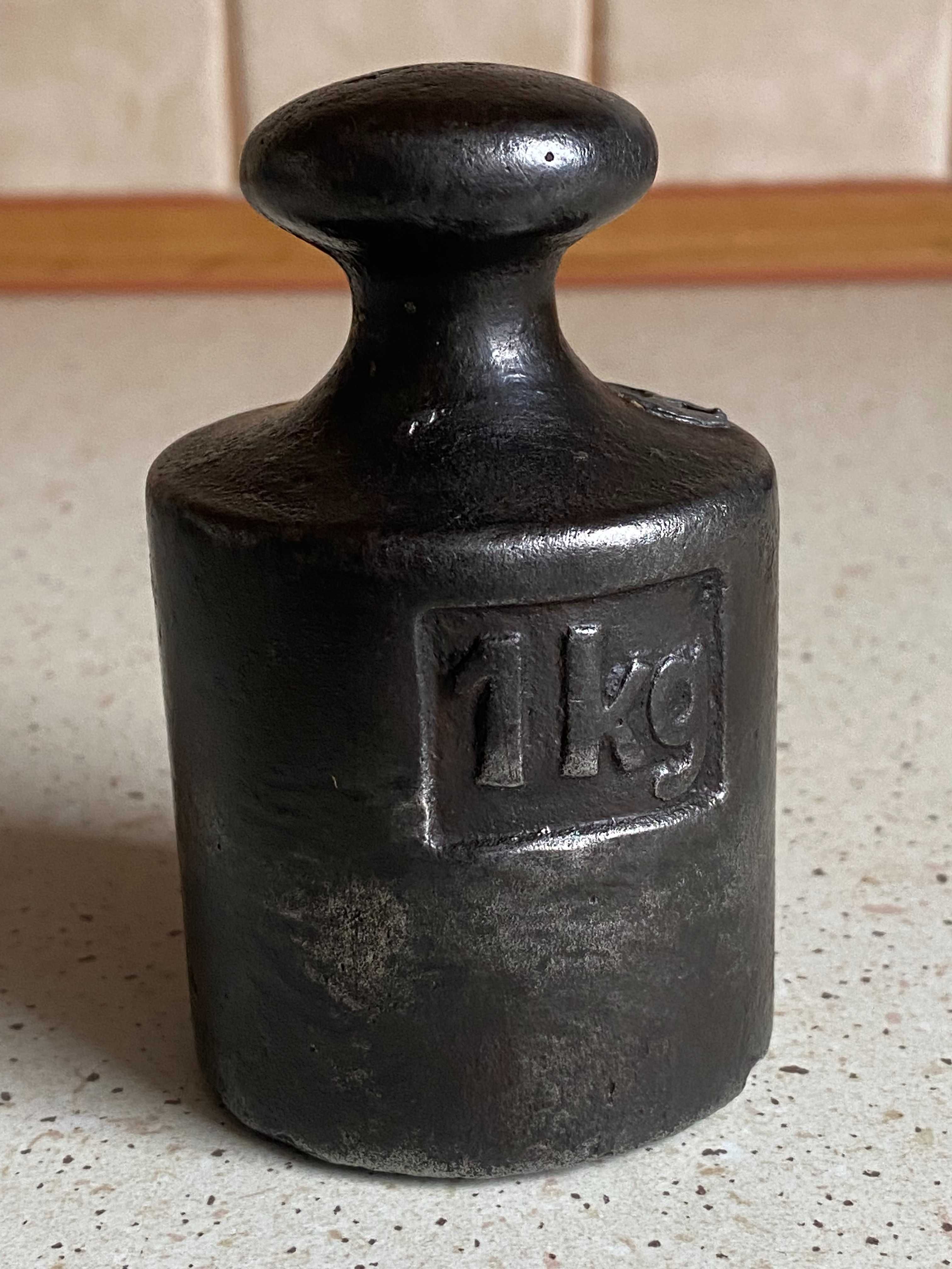 Stary odważnik 1 kg.