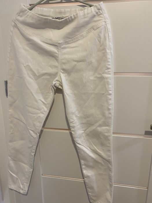 Białe jegginsy rozm.38 mid waist idealne do pracy w sluzbie zdrowia