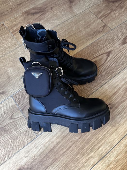 Жіночи черевики Prada