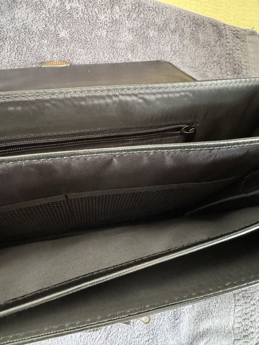 Czarna, skórzana aktówka, używana.