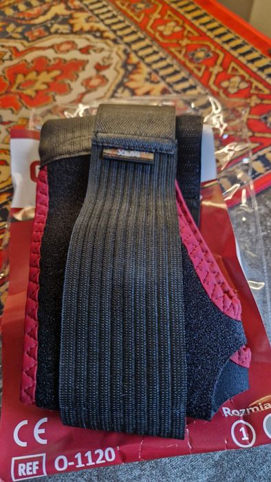 Neoprenowy stabilizator stawu skokowego