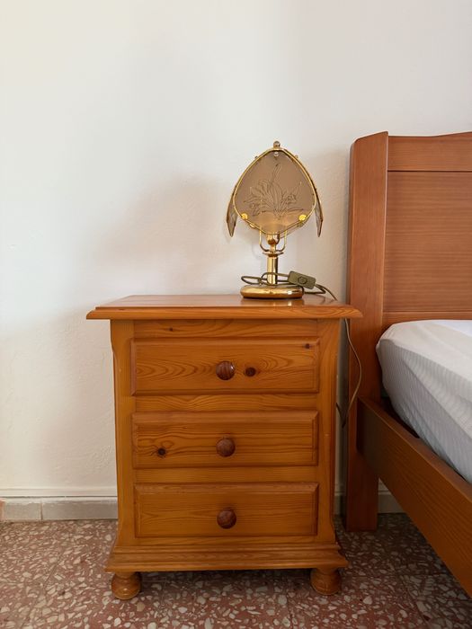 Mensa de cabeceira de madeira dura