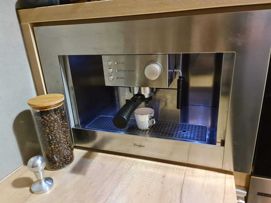 Ekspres ciśnieniowy do zabudowy Whirlpool