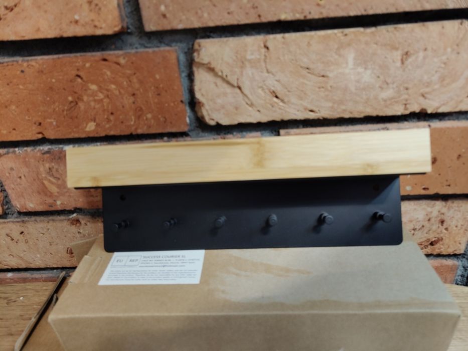 Drewniany uchwyt wieszak  na klucze na ścianę z organizerem na pocztę