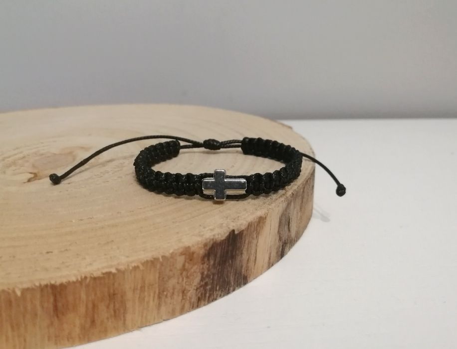 Bransoletka czarna krzyż krzyżyk makrama regulacja talizman amulet