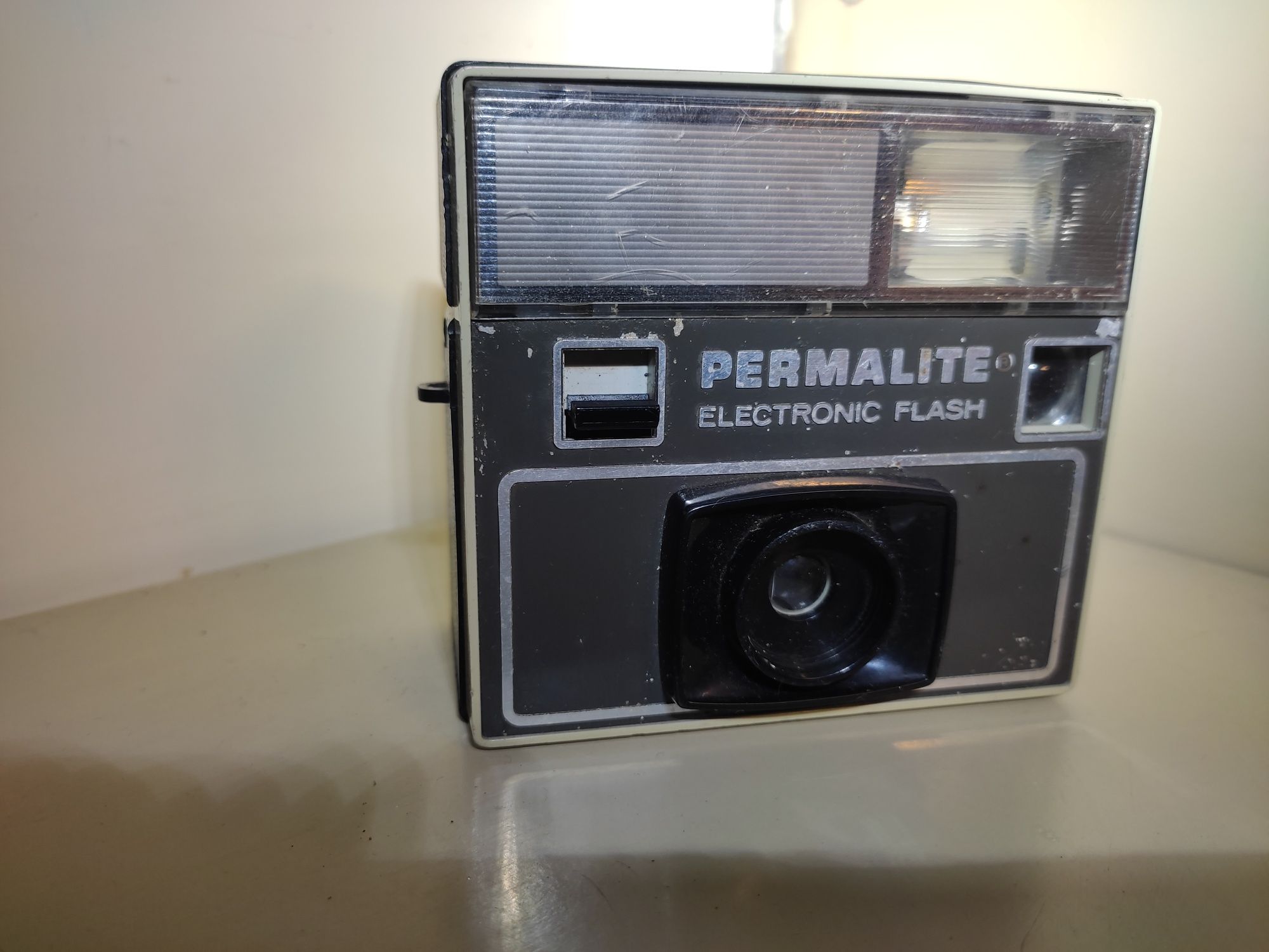 Vintage Imperial Permalite Electronic Flash Camera Model E69