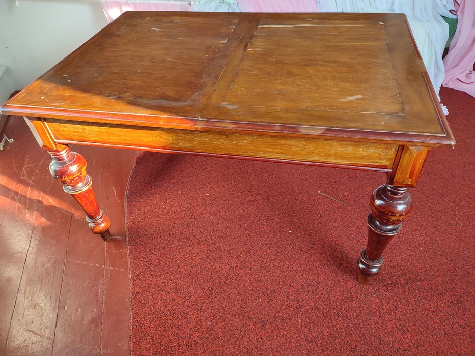 Стіл для вітальні чи зали