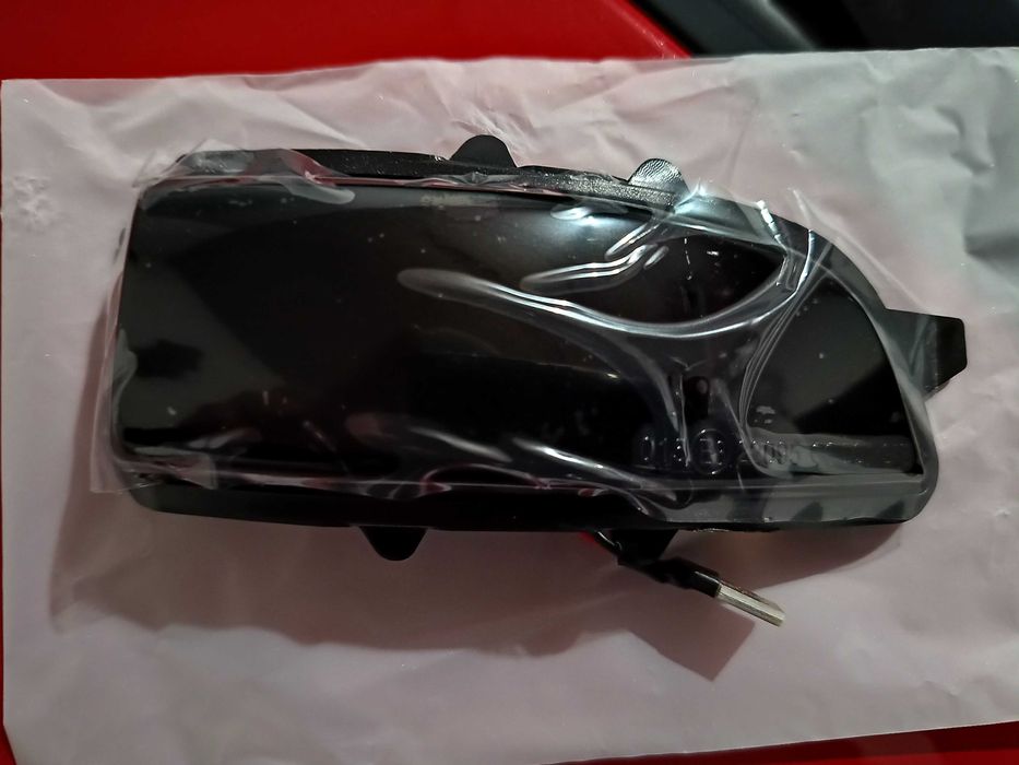 Динамічний повторювач поворотів правий Volvo c30 c70 s60 v40 v50 s80