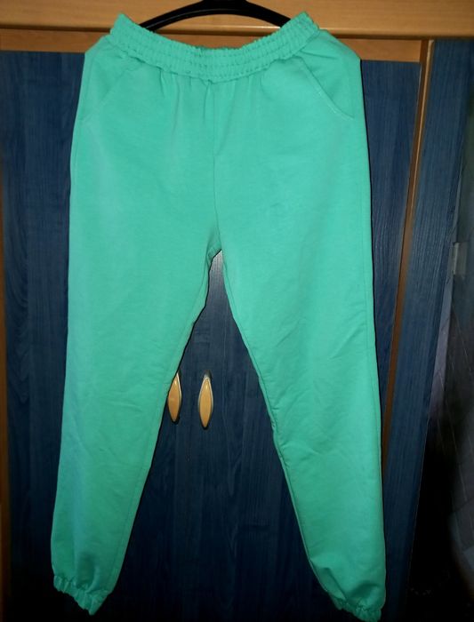 продам НОВИЙ весняний спортивний костюм