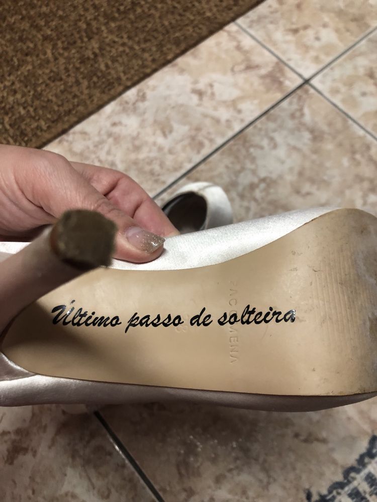 Vendo sapatos brancos com brilhantes 38