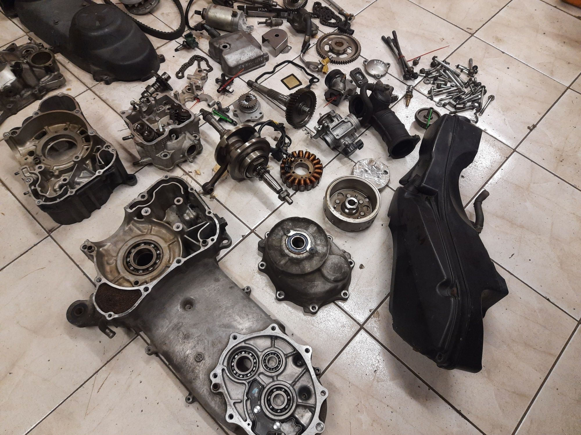 Suzuki Burgman 125 K7 silnik części cylinder wał kapa iskrownik tryb