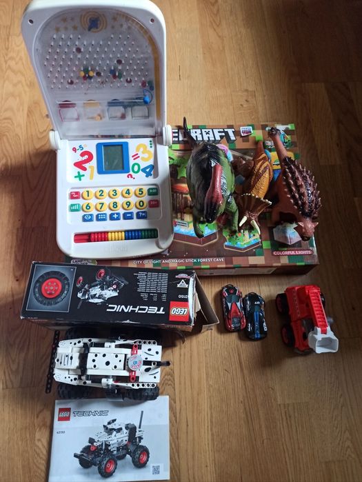 Набір дитячих іграшок та конструкторів