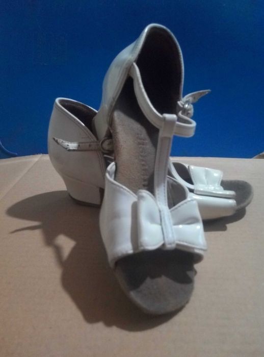 Обувь для танцев . Бальные детские туфли , босоножки для танцев .