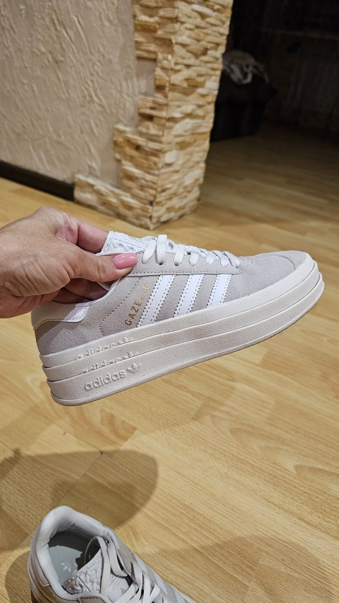 Кроссовки adidas женские